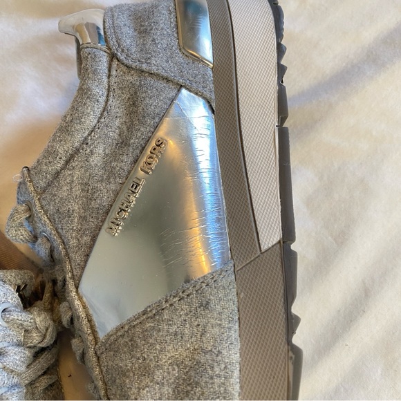 Allie Flannel Trainer - Picture 3 of 5